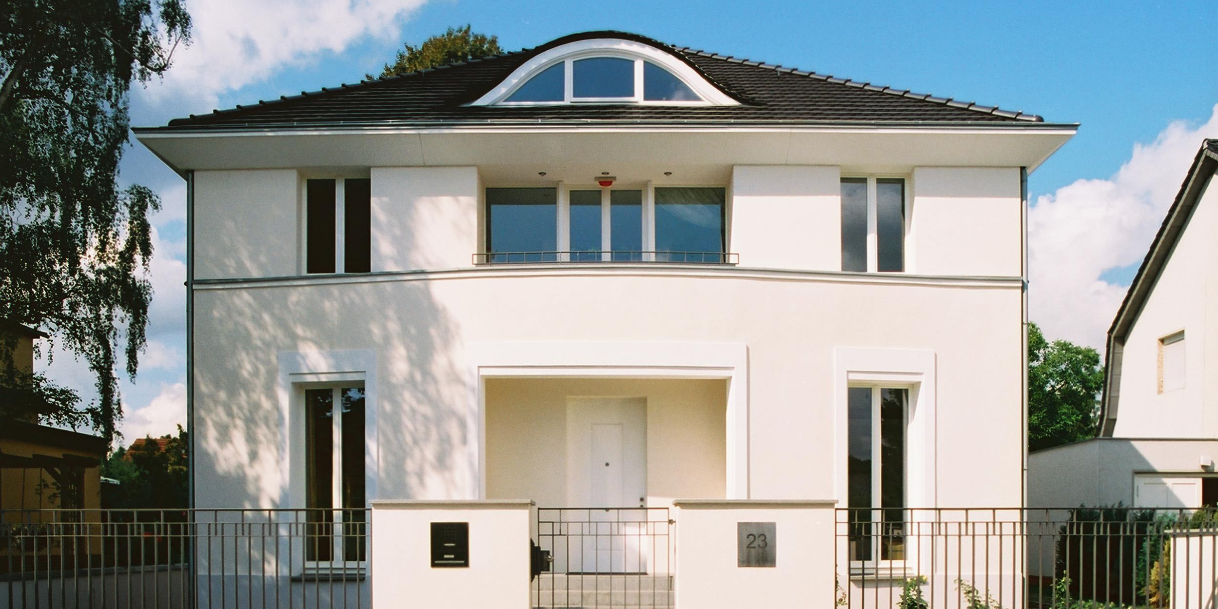 Der Gestaltung der symmetrischen Hauptfassade liegen klassische Gestaltungsprinzipien zu Grunde.