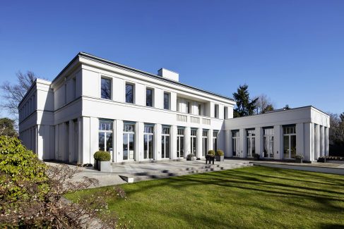 Neubau einer Villa in klassisch-traditioneller Architektursprache am See - Zur Seeterrasse im Süden hin sind Küche, Wohn- und Essbereich vollverglast.