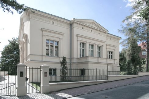 In prominenter Lage in Potsdam stellte sich die Aufgabe des Redesigns einer spätklassizistischen Villa.