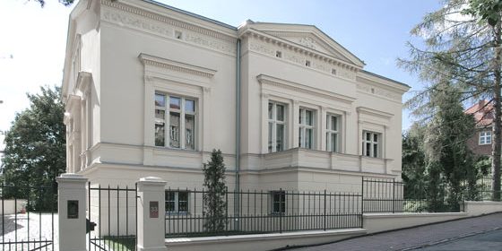 In prominenter Lage in Potsdam stellte sich die Aufgabe des Redesigns einer spätklassizistischen Villa.
