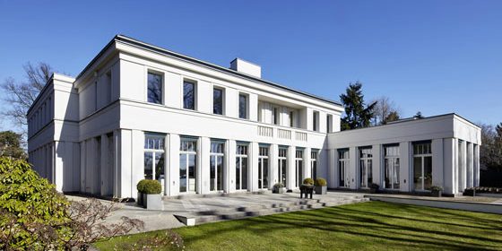 villa_klassisch_traditionelle_architektursprache_seeterrasse_sueden_vollverglast