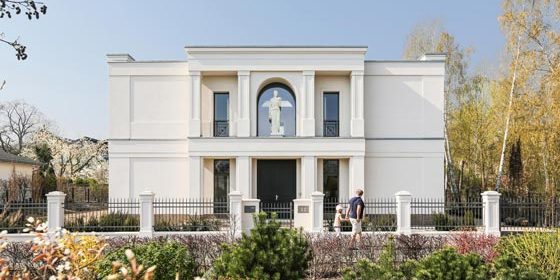 Neubau einer Villa im Klassik-Stil in Potsdam - Die Straßenfassade der Villa prägt das repräsentative Portal mit vorgesetzten Stützen