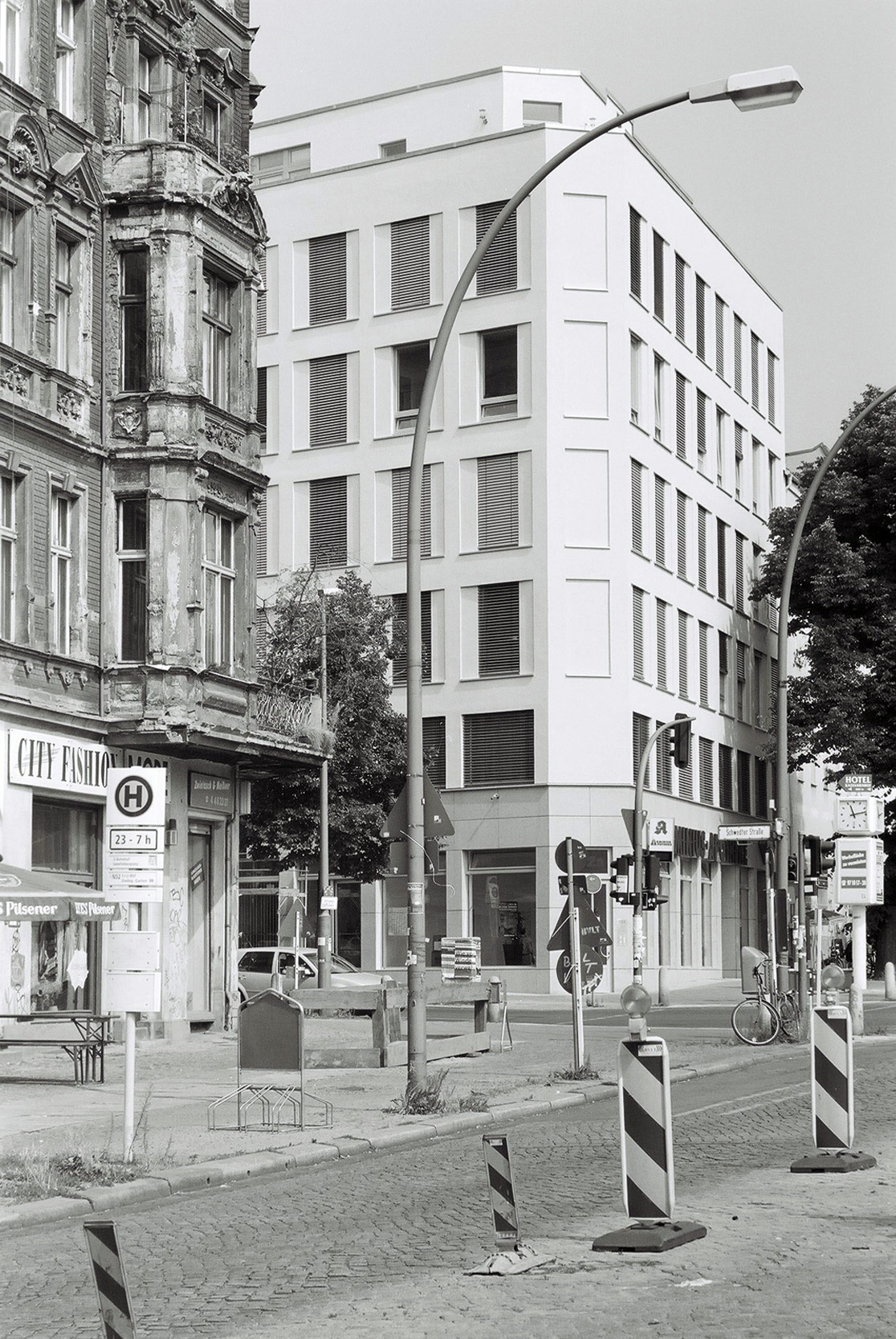 Seinen besonderen Reiz besitzt das Gebäude durch seine prominente Ecklage am Senefelder Platz.