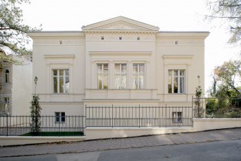 Die Straßenfassade der klassizistischen Villa eines Schülers von Persius in Potsdam