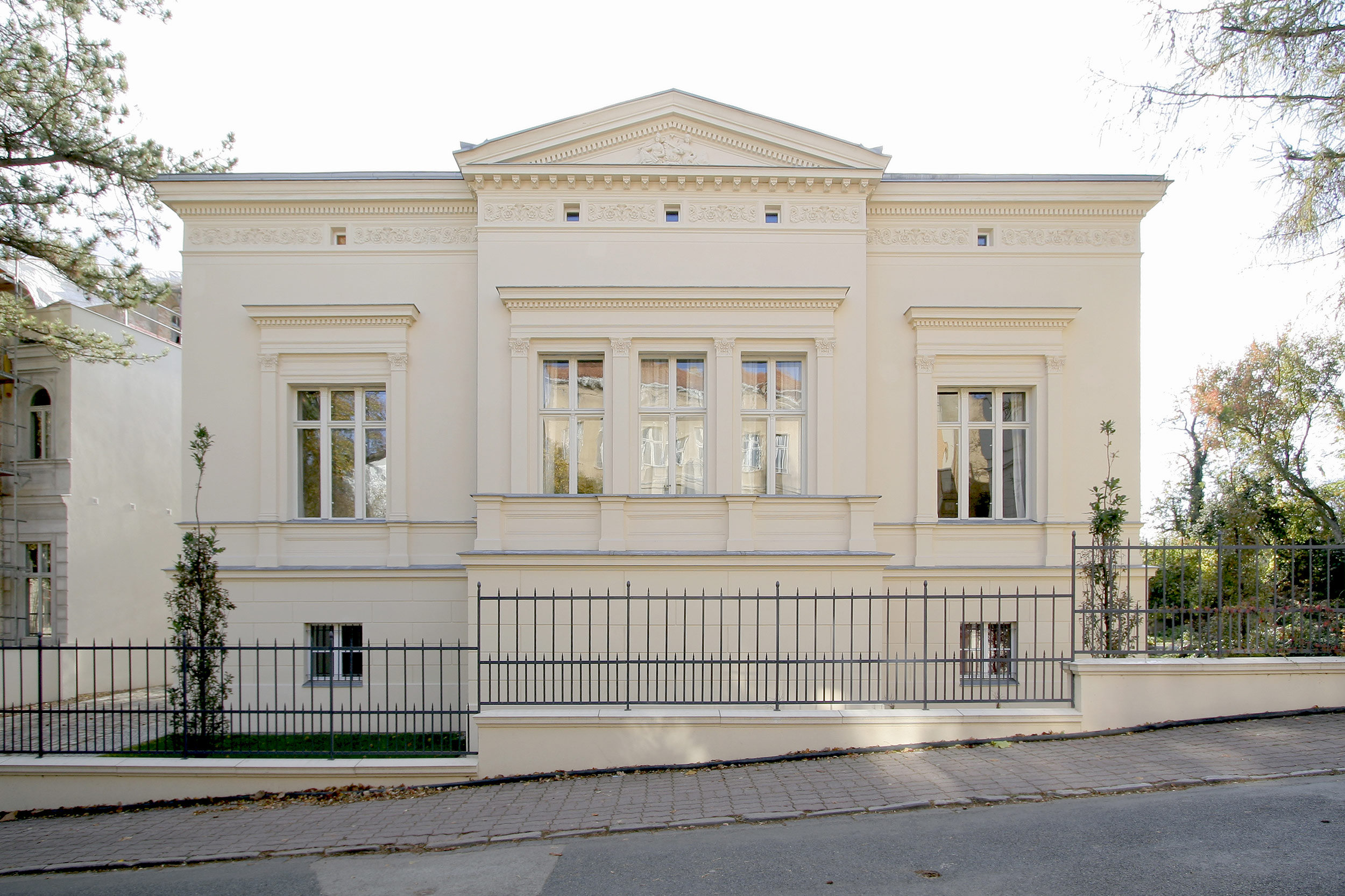 Die Straßenfassade der klassizistischen Villa eines Schülers von Persius in Potsdam