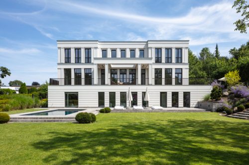Klassische Villa in Hanglage: Modernes Wohnen in neoklassizistischer Eleganz, entworfen von Carsten Vogel Architekten.