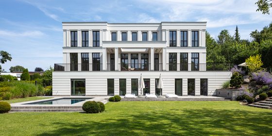 Klassische Villa in Hanglage: Modernes Wohnen in neoklassizistischer Eleganz, entworfen von Carsten Vogel Architekten.