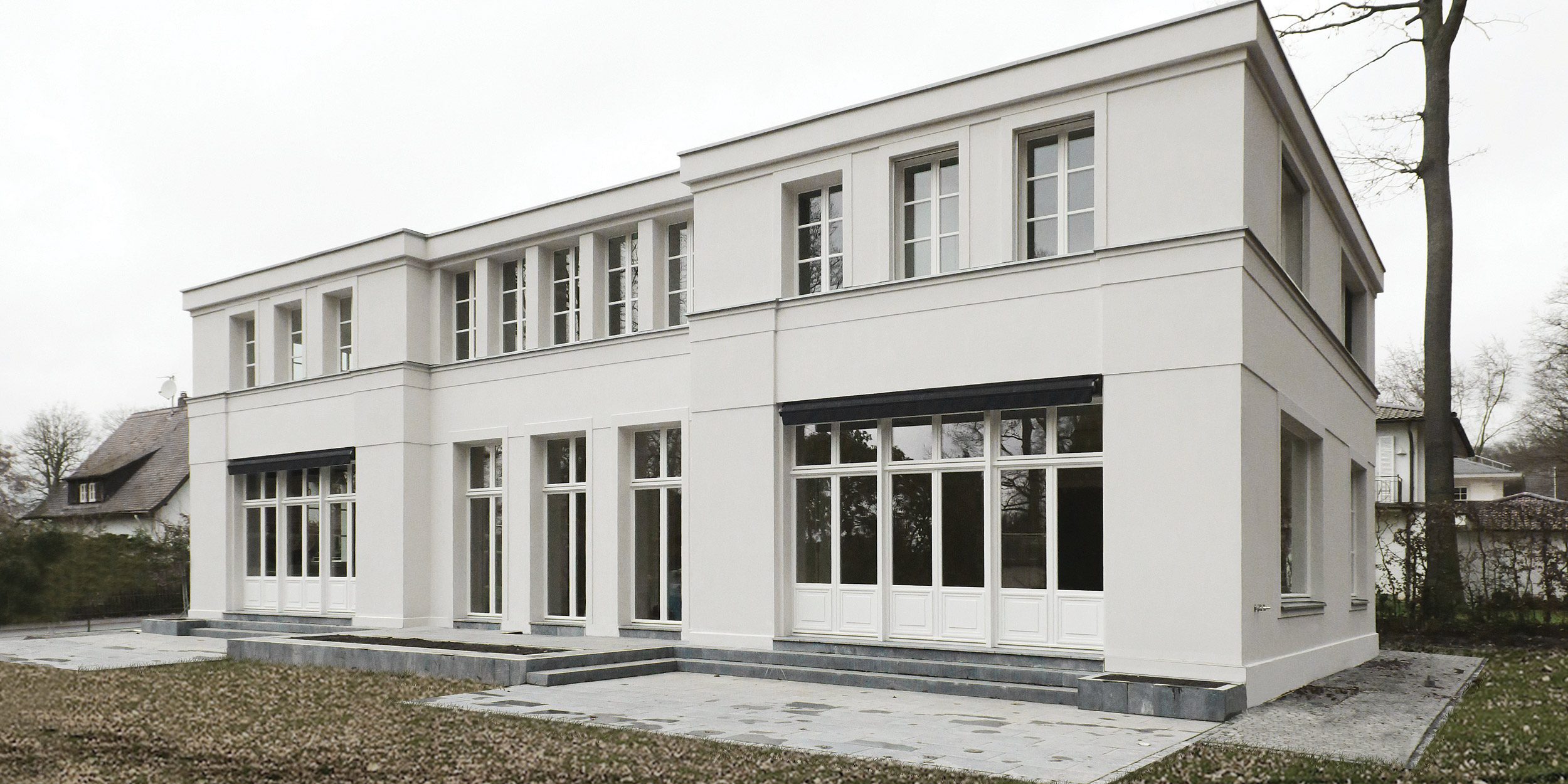 Filigrane Gesimsbänder akzentuieren die Fassade des Neubau in allen Geschossen.