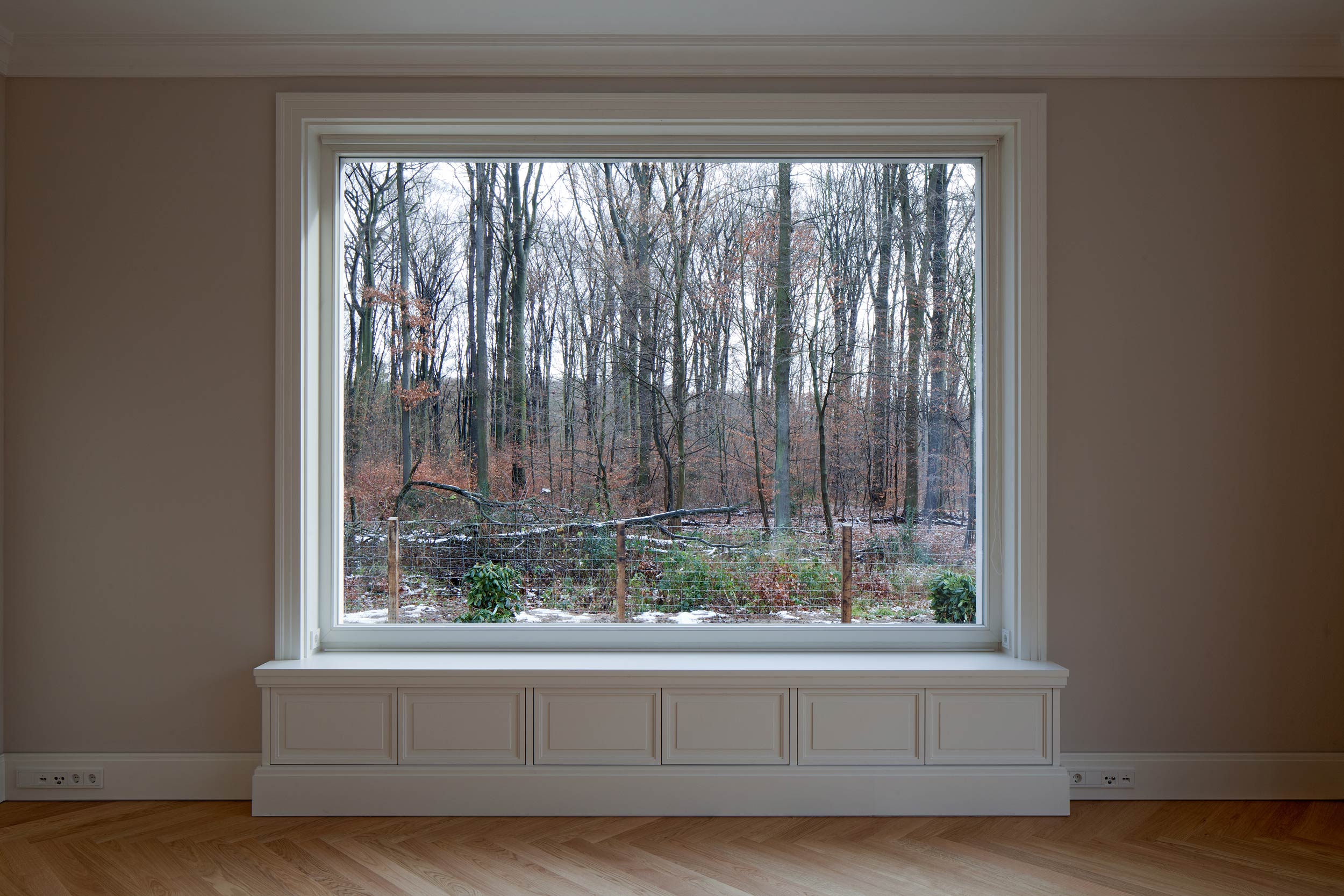 Ein Highlight ist das Panoramafenster mit Waldblick