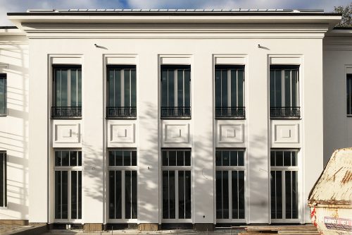 Die elegante Hauptrisalit ist eine moderne Interpretation von Vorbildern des Wiener Jugendstils.