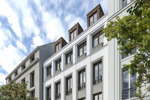 Die Fassade besteht aus Naturstein und Putz, wie das Potsdamer Stadtschloss gegenüber.