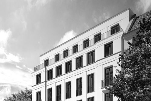 Der Neubau greift gestalterisch typische Merkmale des traditionellen Berliner Mietshauses auf.