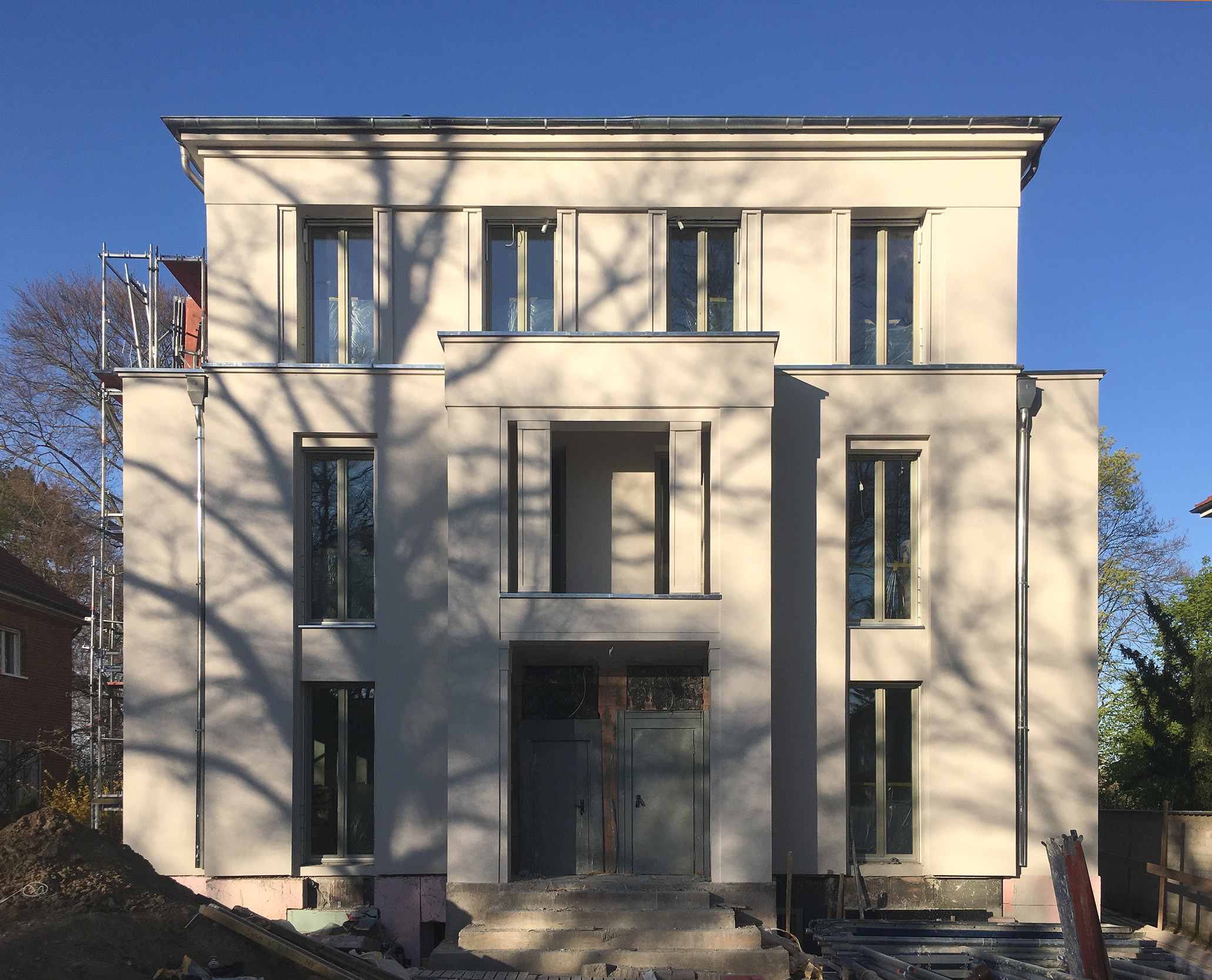 In Berlin-Dahlem wurden exklusive Eigentumswohnungen mit 5 Zimmern auf zwei Etagen realisiert.