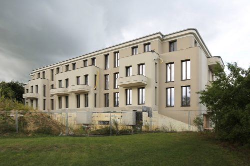 Balkonanlagen und Terrassen mit einem Ausblick auf das Schloss und die umgebende Landschaft.