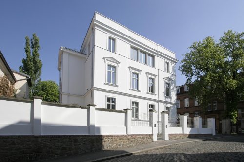 Die rekonstruierte Fassade mit dem neu errichteten Penthouse